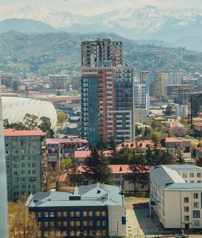 Nespecifikovaný výhled na destinaci Batumi nebo výhled na město při pohledu z aparthotelu