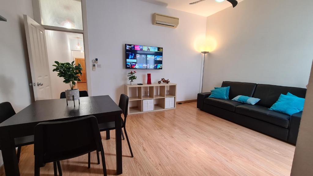 Зона вітальні в 2 bedroom flat on Main Street