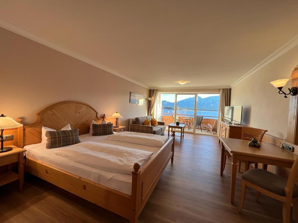 Postel nebo postele na pokoji v ubytování Hotel Fischer am See