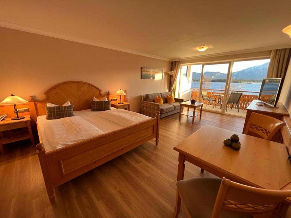 Postel nebo postele na pokoji v ubytování Hotel Fischer am See