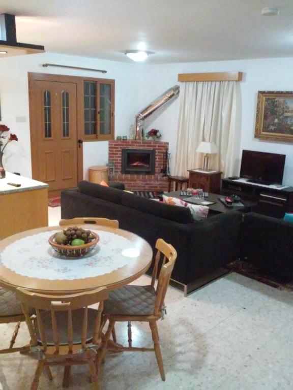 TV a/nebo společenská místnost v ubytování Zena Holiday Villa