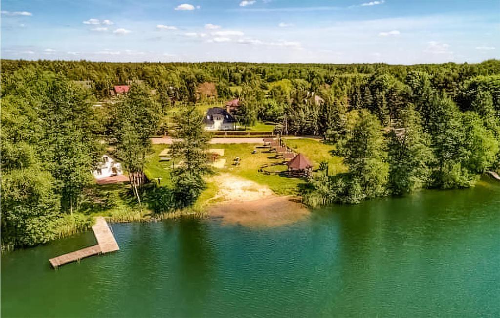 eine Luftansicht auf einen See mit einem Haus und Bäumen in der Unterkunft 3 Bedroom Amazing Home In Parzensko in Nowogródek Pomorski