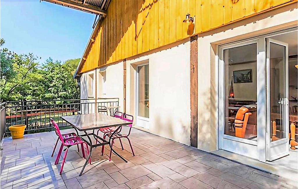 eine Terrasse mit einem Tisch und Stühlen auf einer Veranda in der Unterkunft Amazing Apartment In Corre With Wifi in Corre