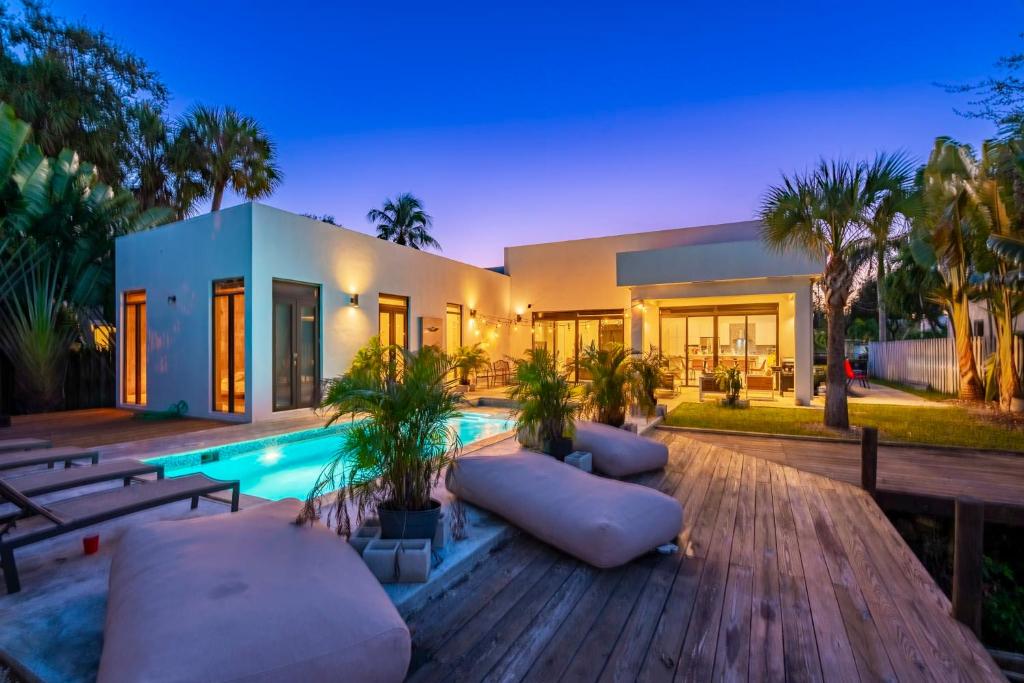Glamorous Waterfront Canal Home w Pvt Dock & Pool, Fort Lauderdale