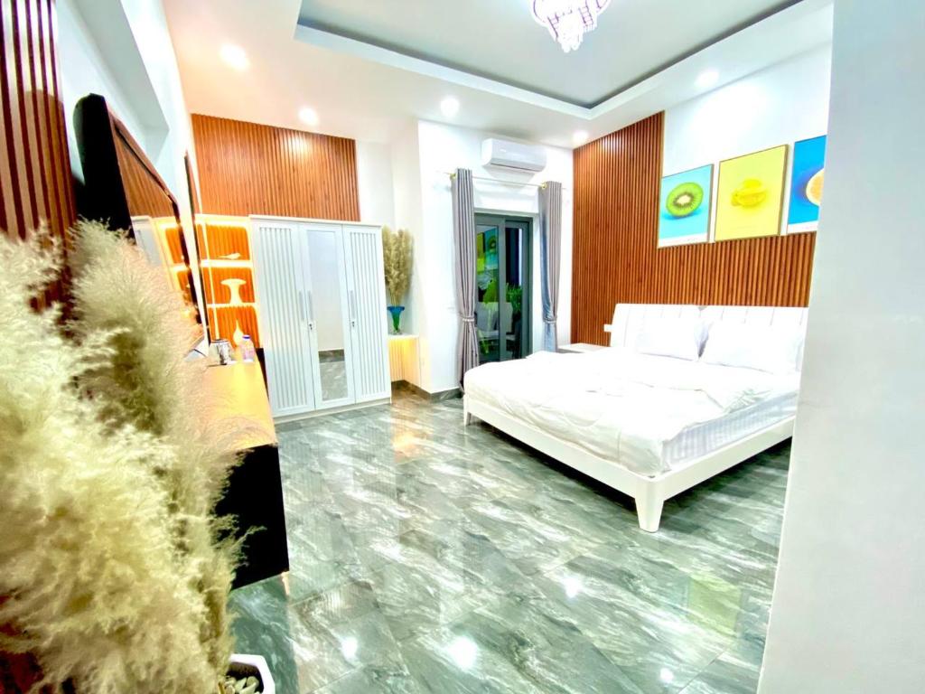 The Morokot Paradise Homestay في سيهانوكفيل: غرفة نوم بسرير ابيض في غرفة