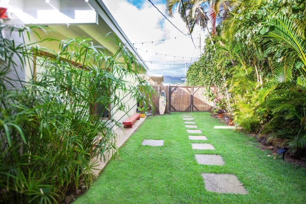 un jardín con césped y plantas en un edificio en Cute Guest Suite in Kailua with AC!!! en Kailua