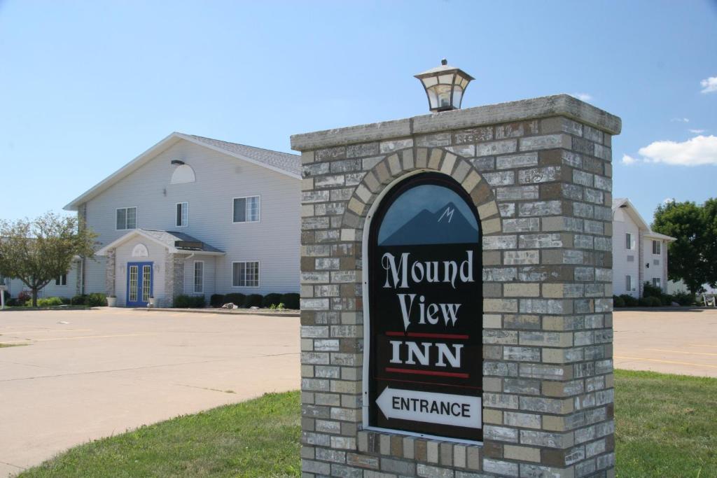 a sign for a round view inn in front of a building at Cobblestone Inn & Suites – Platteville in Platteville