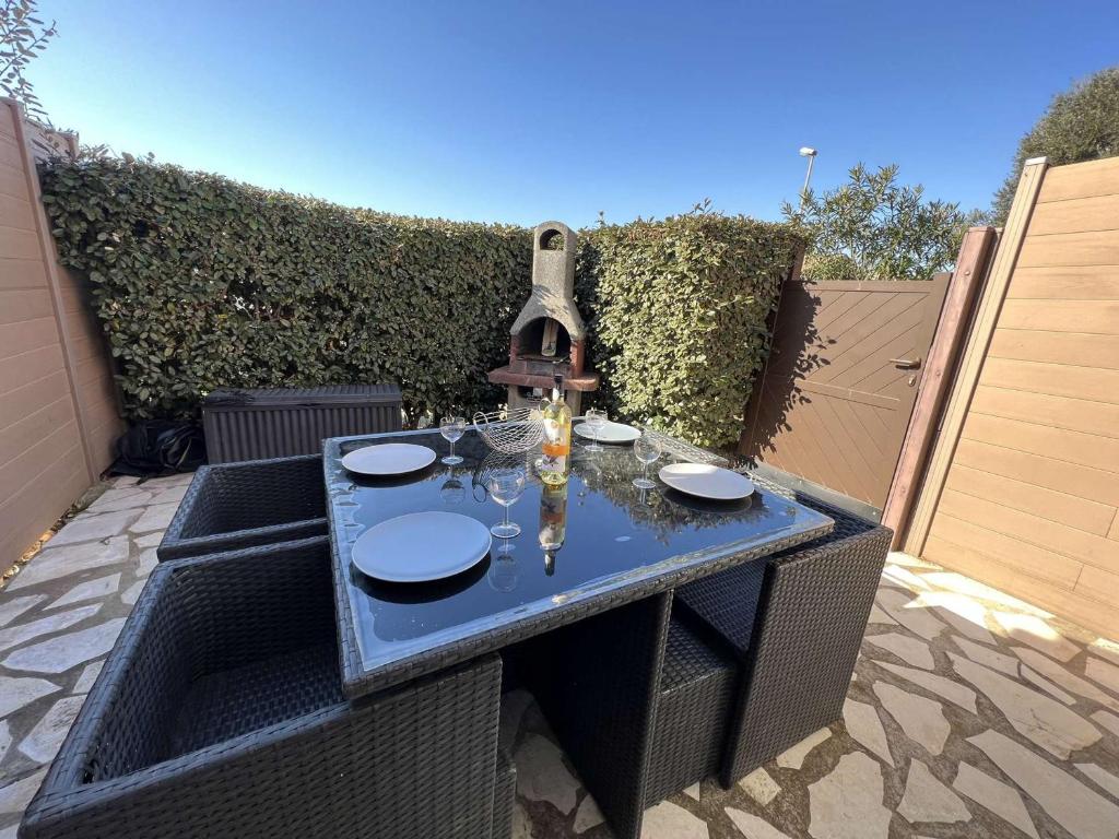 Zdjęcie z galerii obiektu Pavillon avec Terrasse, Piscine et BBQ - 600m Plage, 4 Pers - FR-1-701-41 w mieście Vendres