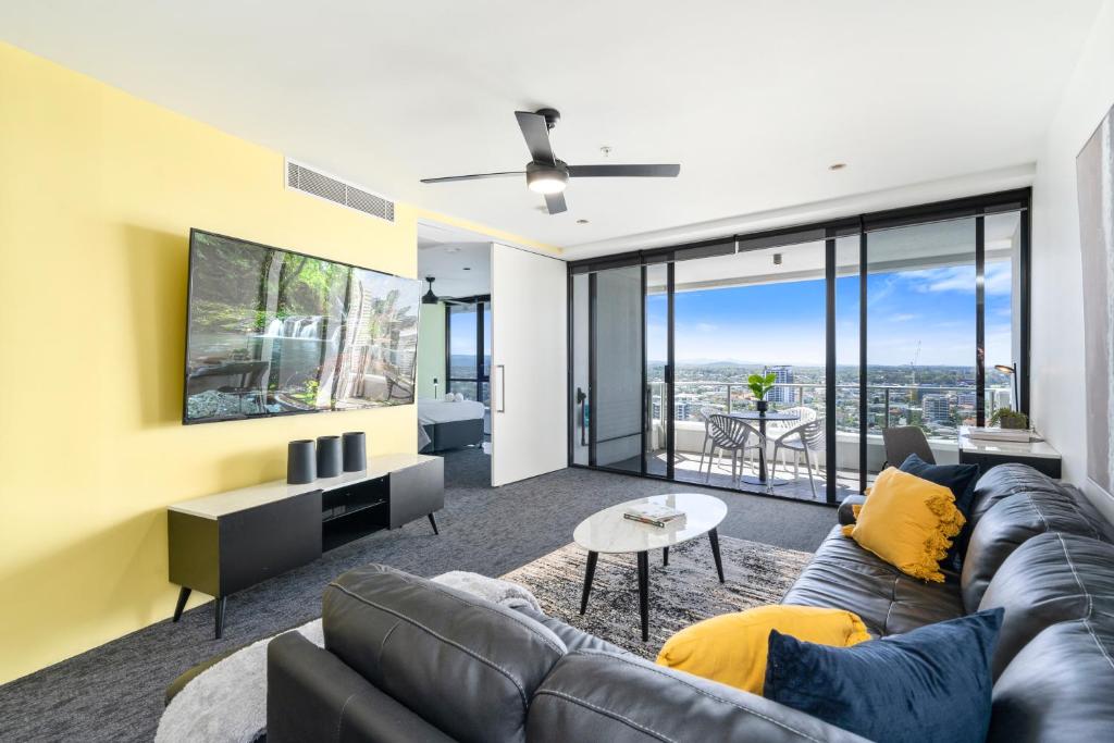 - un salon avec un canapé et une table dans l'établissement Avalon Apartments - Self Contained, Privately Managed Apartments, à Gold Coast