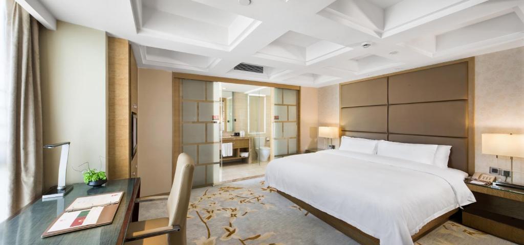 The LA Hotel 新世界伟瑞酒店 - Suite Met Balkon
