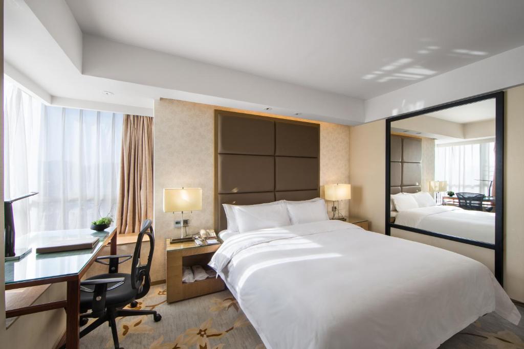 The LA Hotel 新世界伟瑞酒店 - Familiekamer Met Balkon
