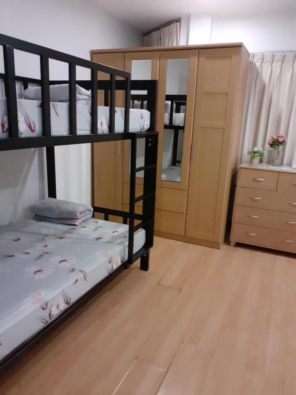 Postel nebo postele na pokoji v ubytování BaanSu Hostel