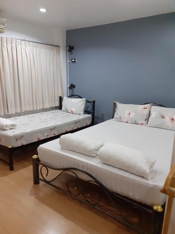 Postel nebo postele na pokoji v ubytování BaanSu Hostel