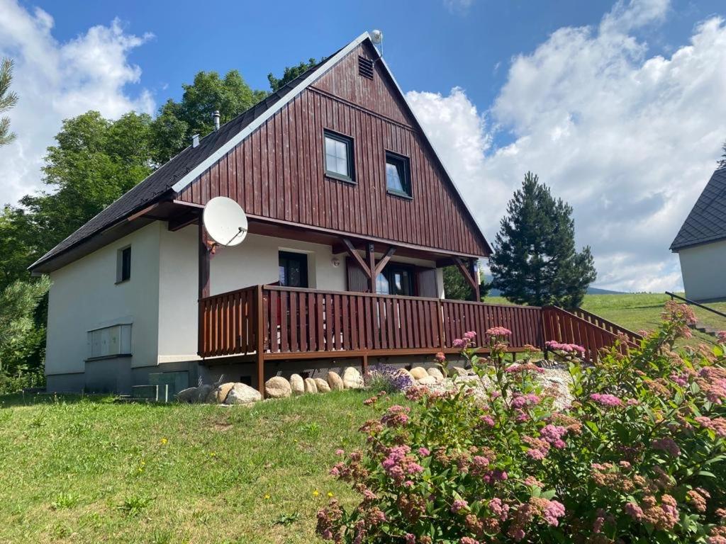 een huis met een groot terras op een heuvel bij Vila 66 - Čistá v Krkonoších in Cerny Dul