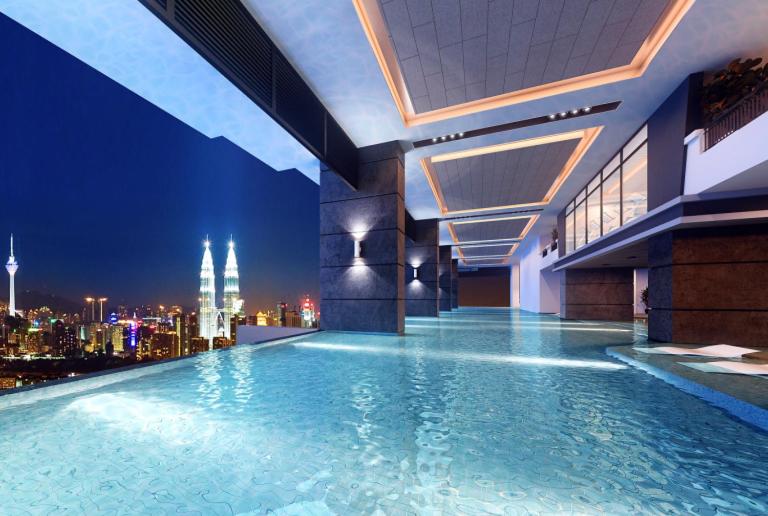 - une piscine au-dessus d'un immeuble avec vue sur la ville dans l'établissement NEW! 3R2B ~ 3Mins Walk to Sunway Velocity 中文房东, à Kuala Lumpur