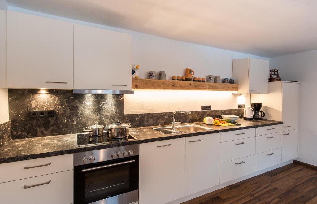 Kuchyň nebo kuchyňský kout v ubytování Gästehaus Bergland