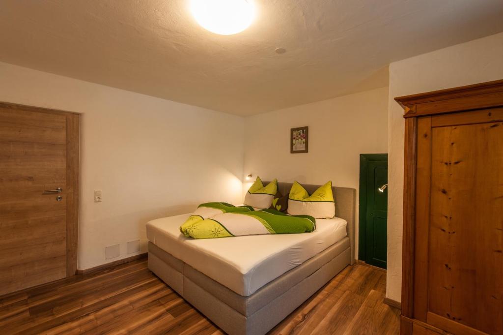 Postel nebo postele na pokoji v ubytování Gästehaus Bergland
