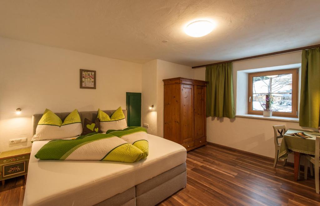 Postel nebo postele na pokoji v ubytování Gästehaus Bergland