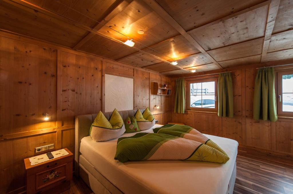 Postel nebo postele na pokoji v ubytování Gästehaus Bergland