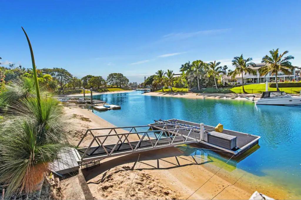 eine Brücke über einen Fluss mit Booten darauf in der Unterkunft Broadbeach Bungalow - Heated Pool - Sleeps 7 in Gold Coast