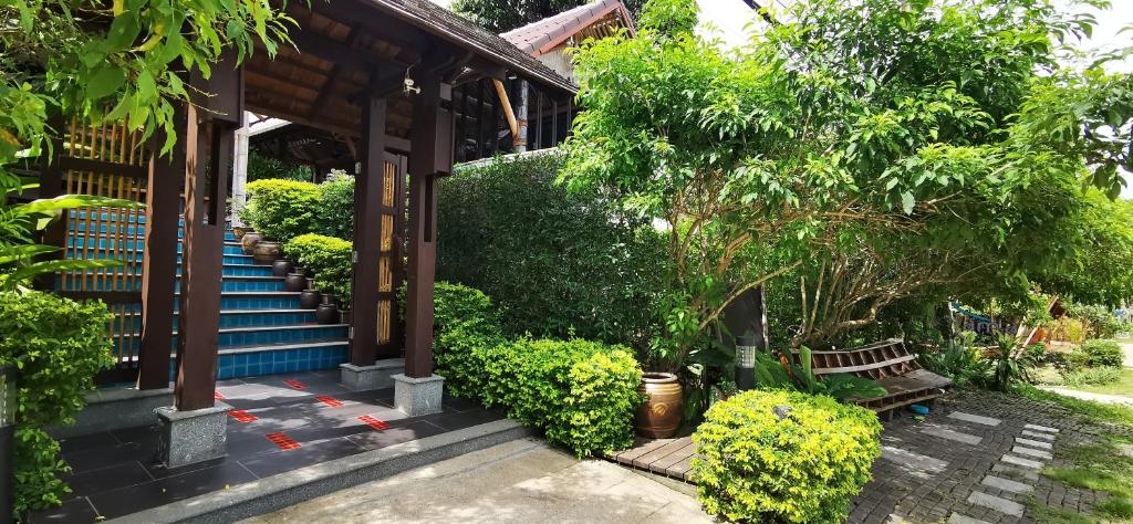Aha Lanta Cozy Hostelにある庭