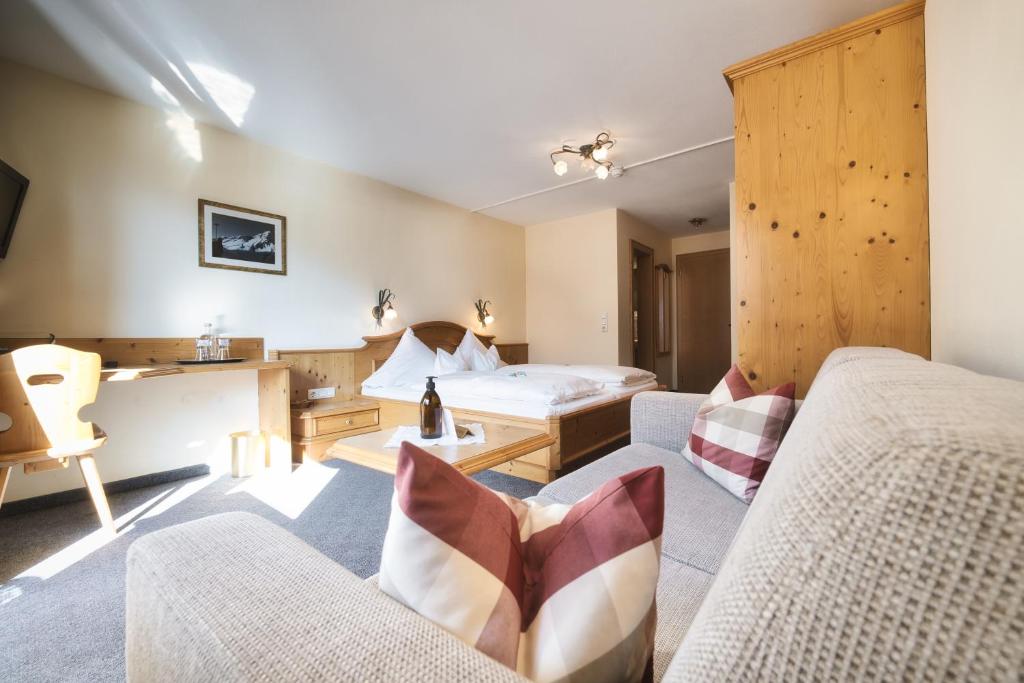 Hotel Die Arlbergerin - Design & Tiroler Gemütlichkeit - 1