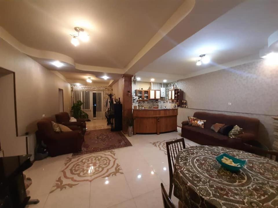 ein Wohnzimmer mit einem Sofa und einem Tisch in der Unterkunft House 125a in Dilidschan