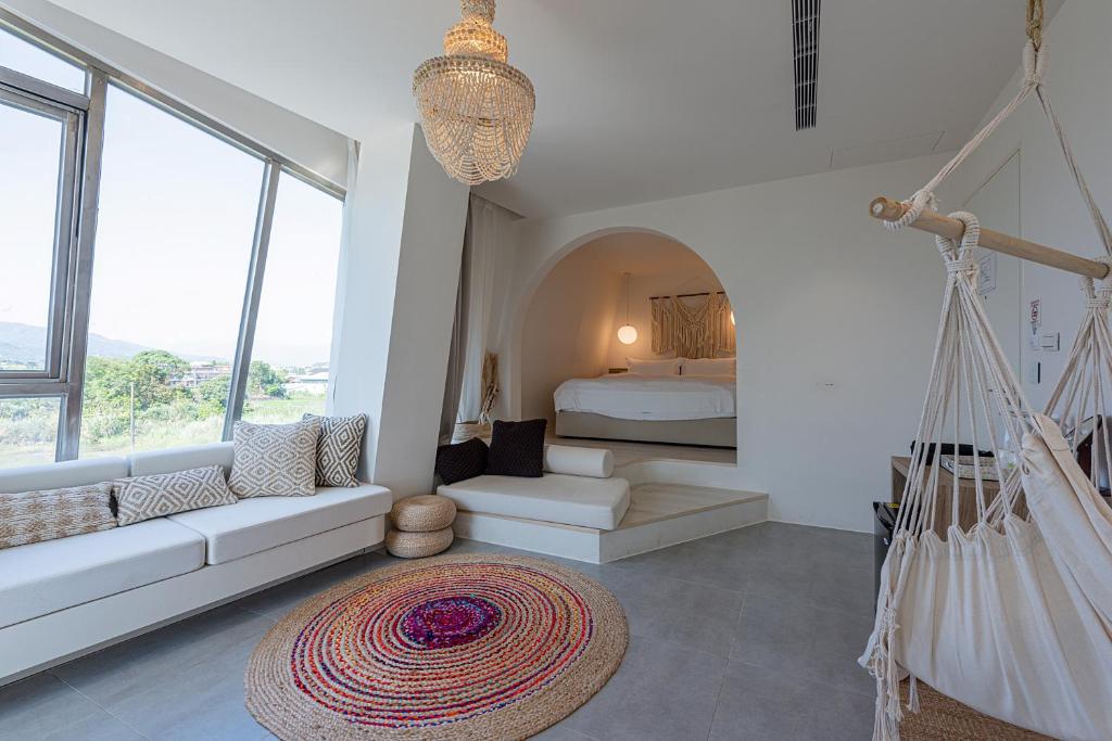 uma sala de estar com uma cama e uma rede de descanso em Star Deco Resort em Dongshan