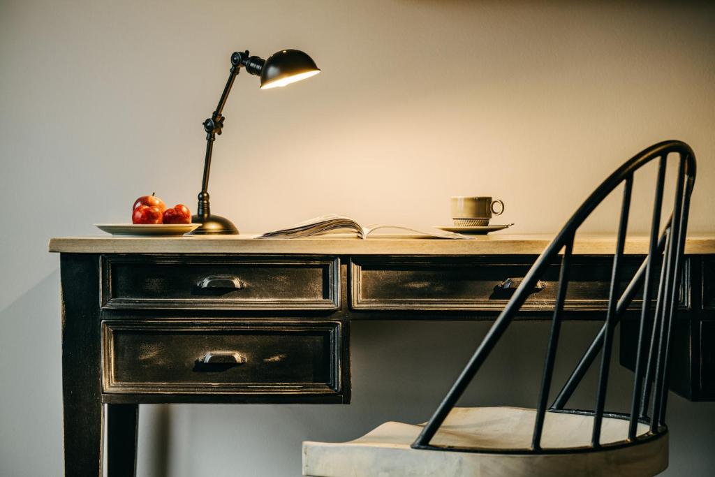 an old desk with a lamp and a chair at Seaside 43 in Sankt Peter-Ording