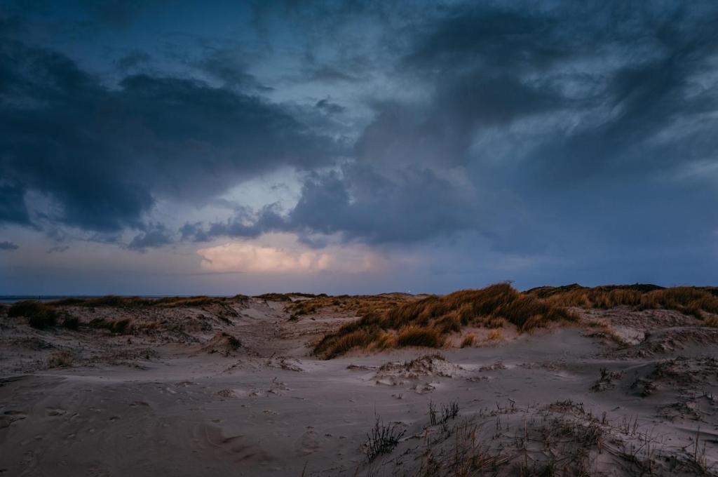 a stormy sky over a sandy beach at Seaside 43 in Sankt Peter-Ording