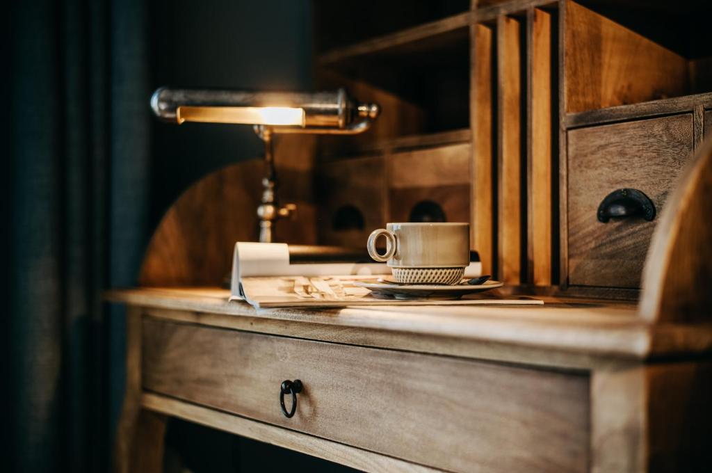 a table with a cup and a lamp on it at Seaside 43 in Sankt Peter-Ording