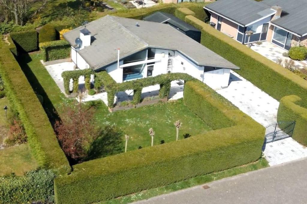 een luchtzicht op een huis met een grote tuin bij Grevelingenlaan 30,Modern ingerichte Bungalow aan de Grevelingen, in Scharendijke