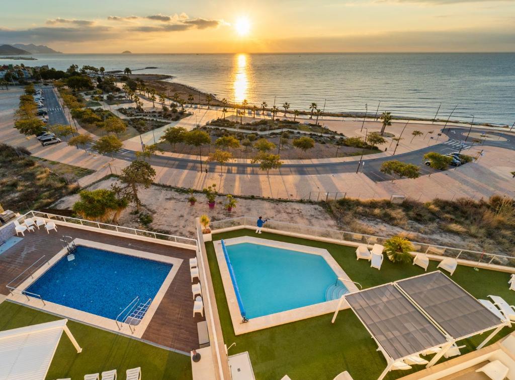 uma vista aérea de um resort com duas piscinas em Hotel Vistamar Wellness by DLV em Villajoyosa