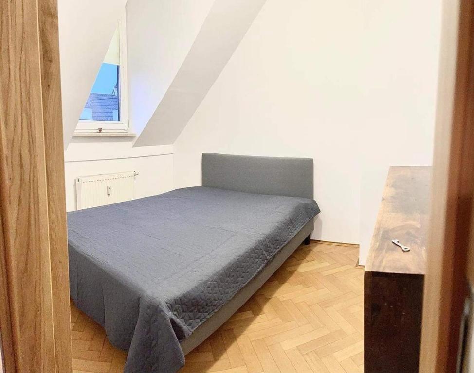 Ένα ή περισσότερα κρεβάτια σε δωμάτιο στο Apartamenty w centrum Żabia