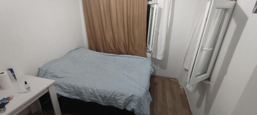 Habitación pequeña con cama y ventana en Private Room in Istanbul #83 en Estambul
