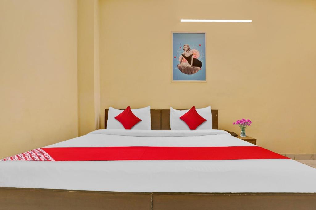 Un pat sau paturi într-o cameră la Hotel Raaso inn Rohini sec -4 Couple Friendly