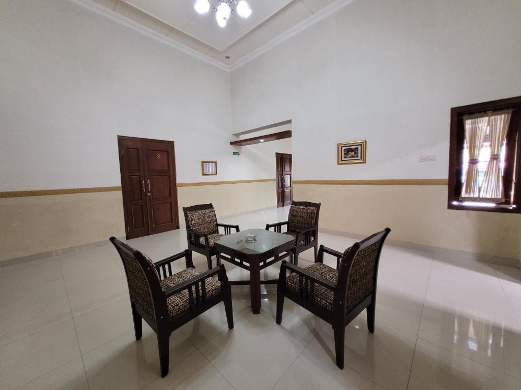 Posezení v ubytování Ndalem Katong Guest House Ponorogo