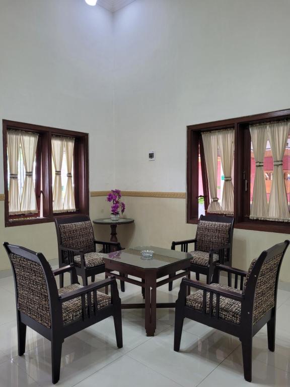Posezení v ubytování Ndalem Katong Guest House Ponorogo