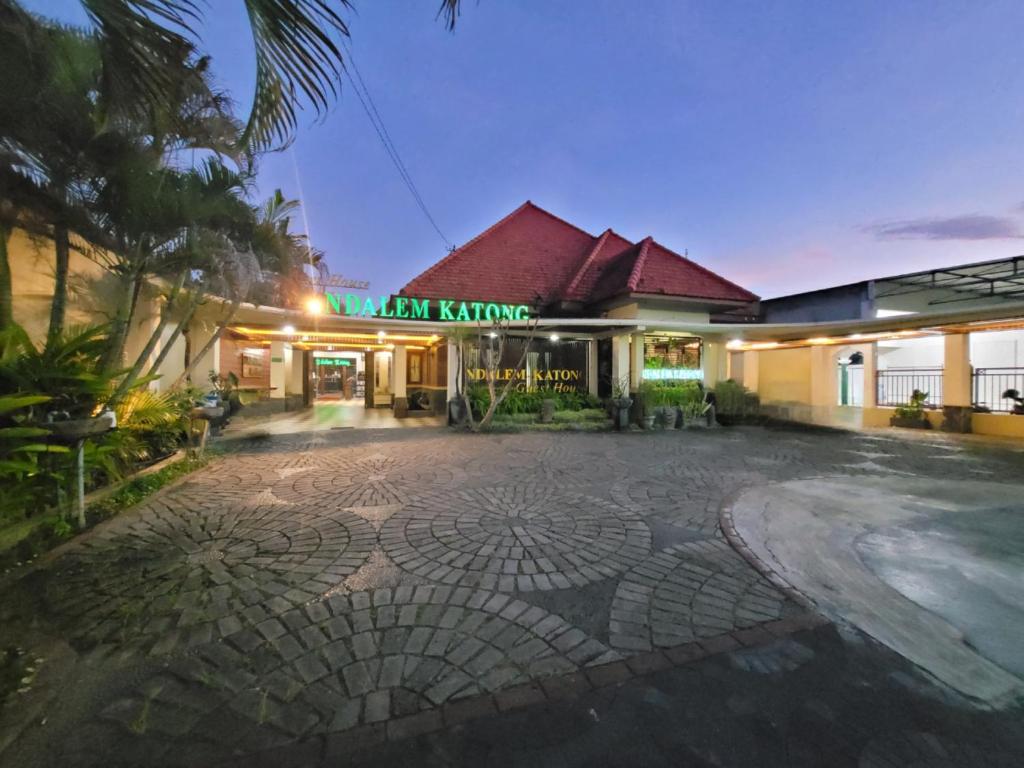 a building with a sign that reads martial kenting at Ndalem Katong Guest House Ponorogo in Ponorogo