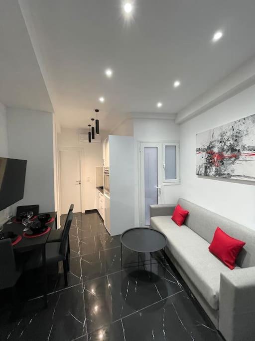 - un salon avec un canapé blanc et une table dans l'établissement ATH-Brand new 2bedroom apartment, à Athènes