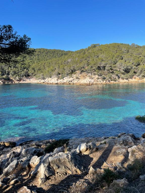 a view of the ocean from the shoreline at Rez-de-villa proche de la mer - Villa Temana in Saint-Cyr-sur-Mer