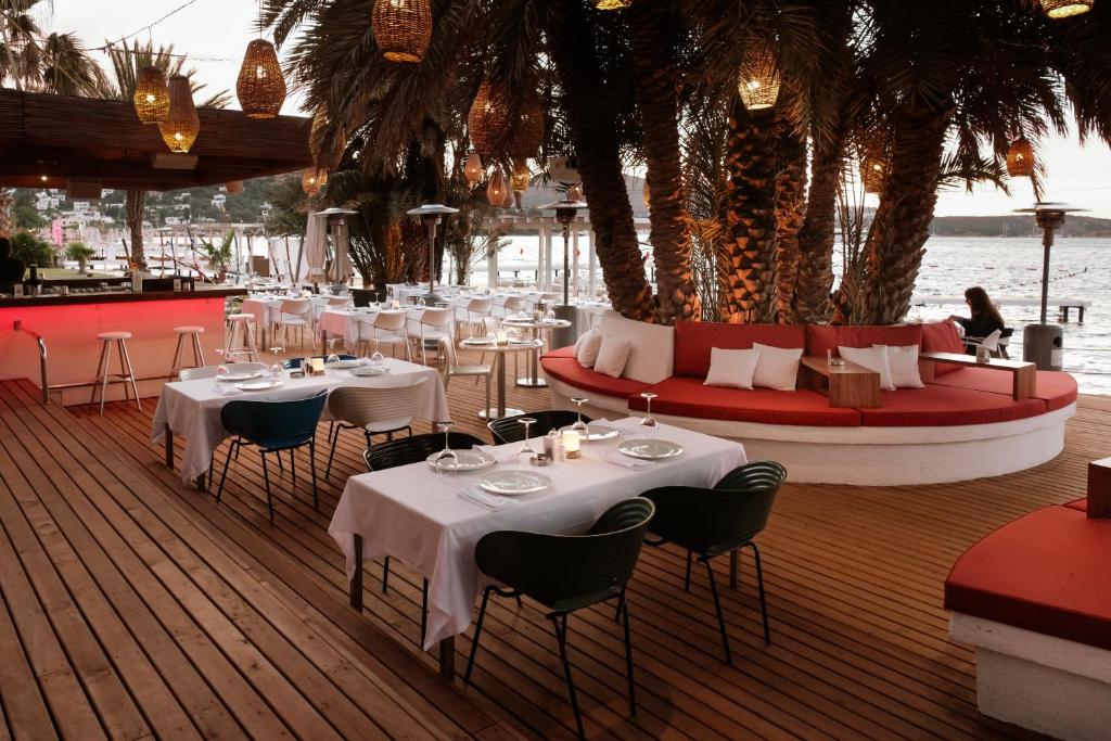a restaurant with tables and chairs on a deck at Flamm in Golturkbuku