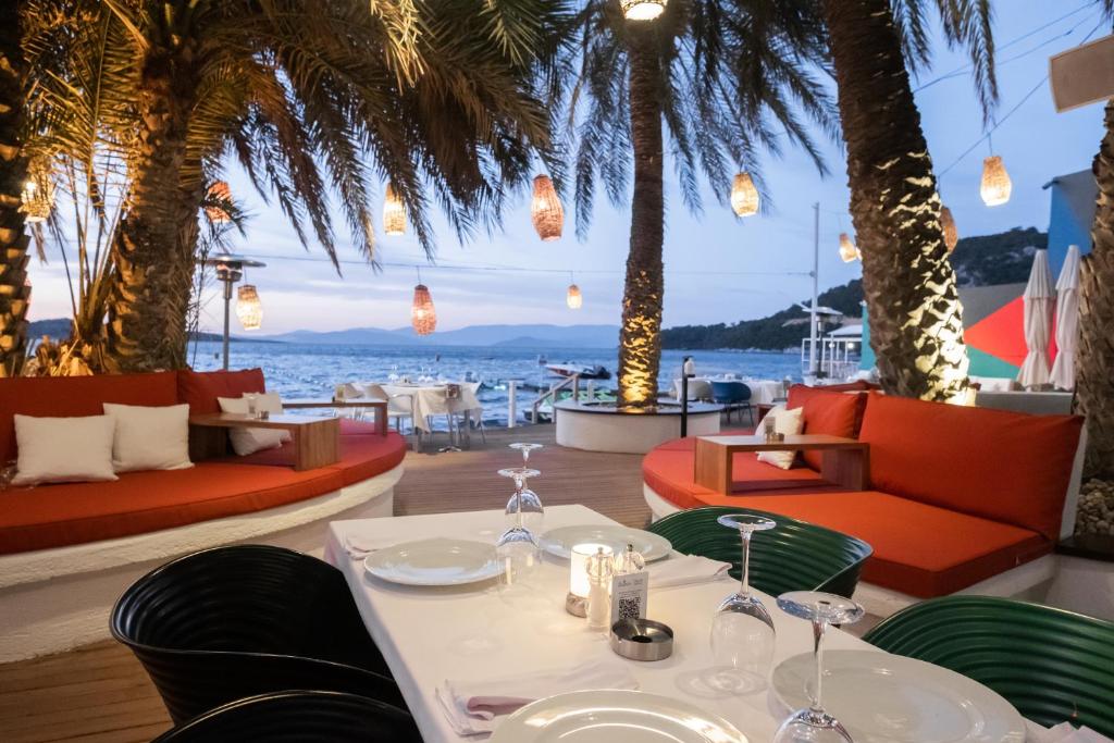 a restaurant with palm trees and a view of the ocean at Flamm in Golturkbuku