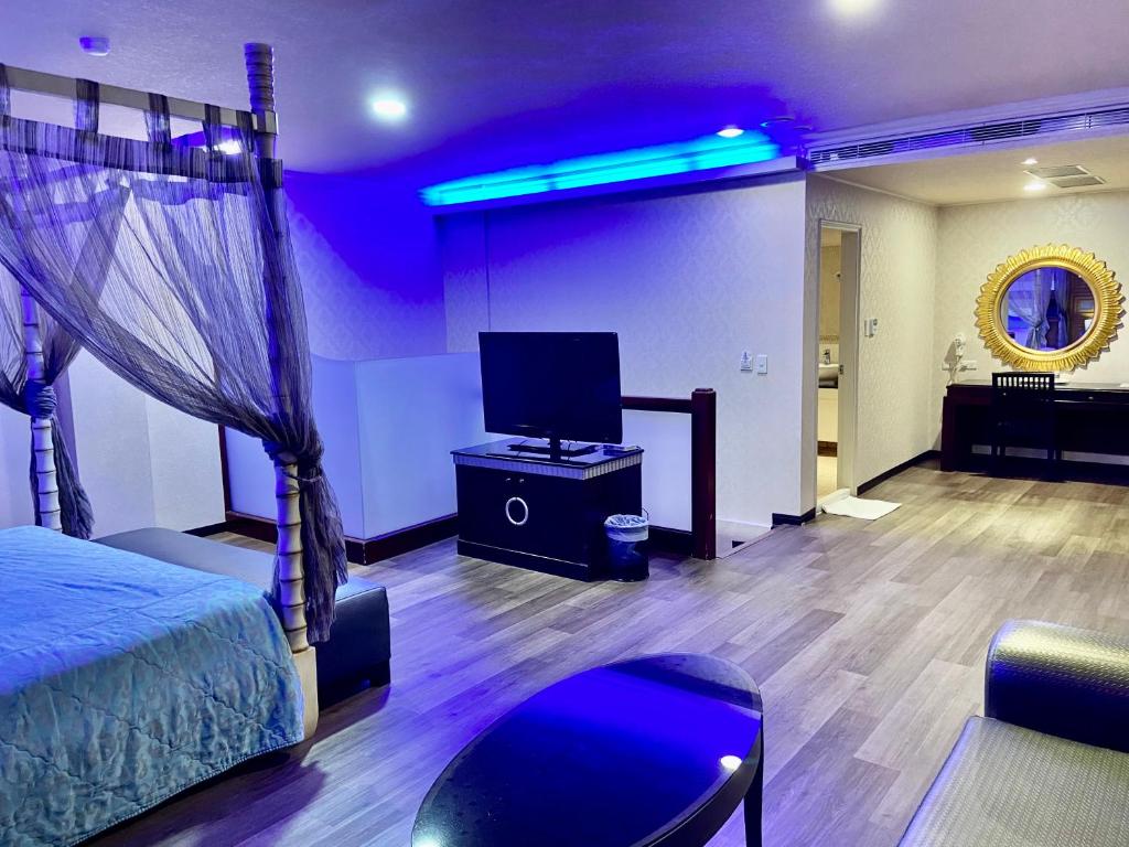 TV a/nebo společenská místnost v ubytování Huang Xing Motel