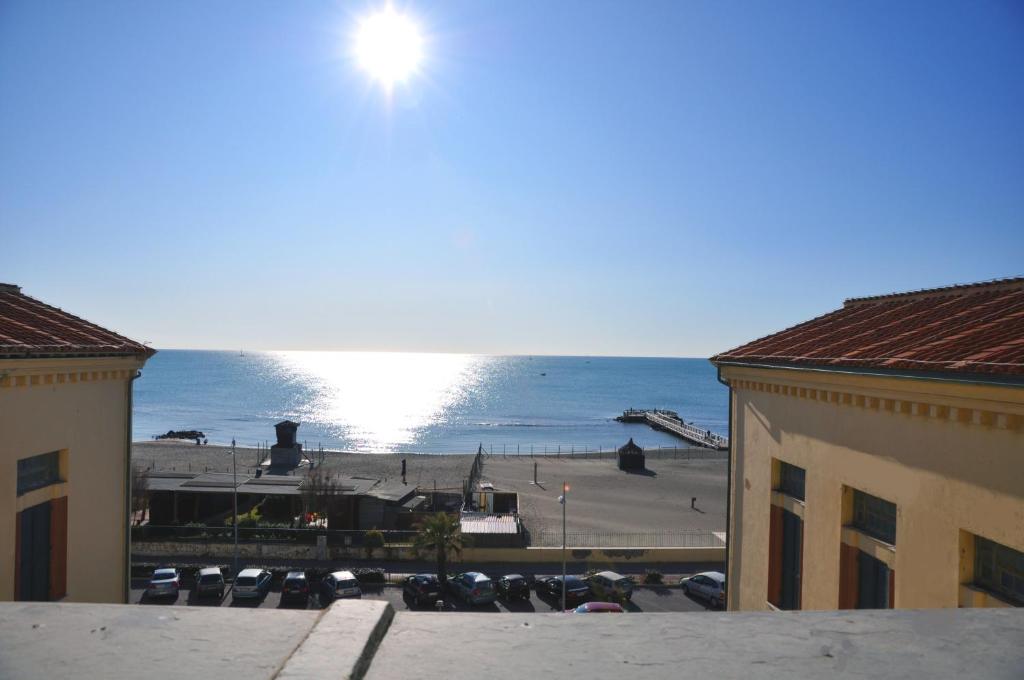 vistas a la playa desde un edificio con vistas al océano en Litus Roma Hostel, en Lido di Ostia