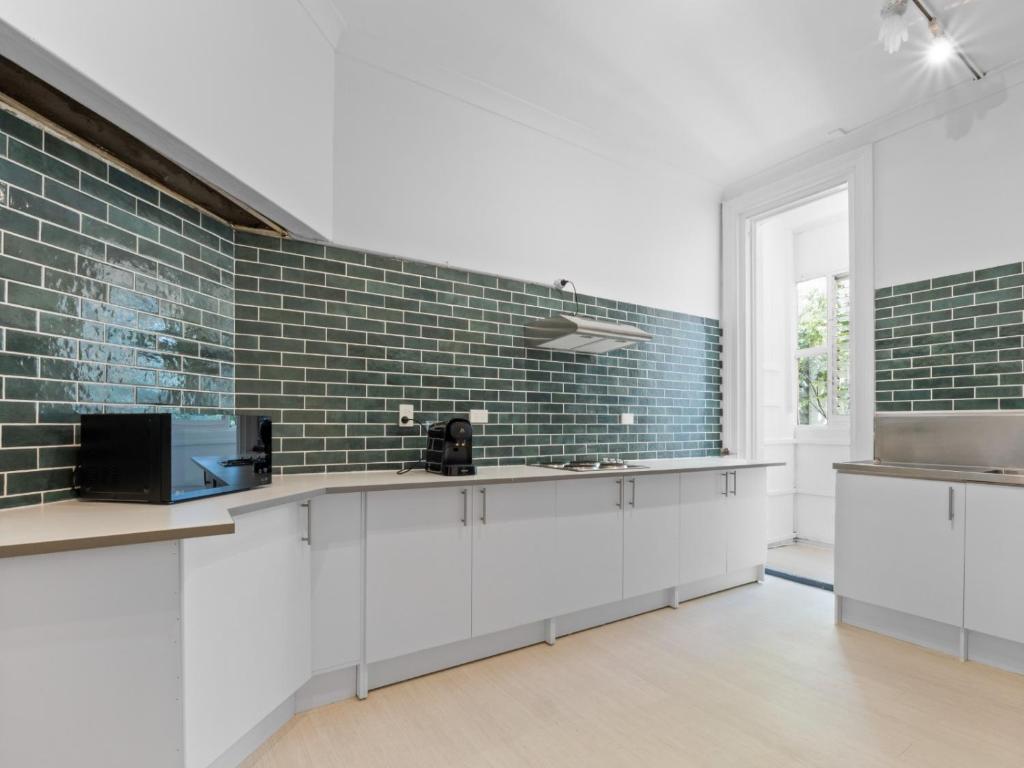 Kuchyň nebo kuchyňský kout v ubytování AZZURO POD HOTEL - Potts Point