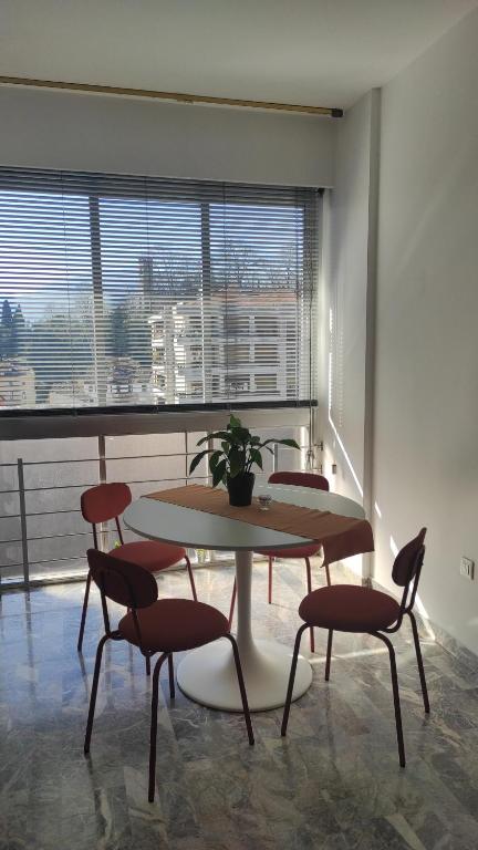 - une table et des chaises dans une chambre avec fenêtre dans l'établissement Al Tochetìn, à Schio