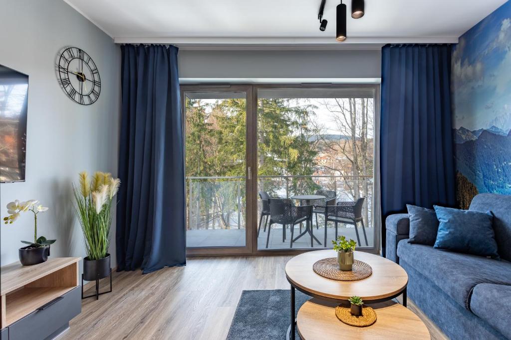 Posedenie v ubytovaní Stone Hill Apartament Wellness z basenem jakuzi saunami prywatnym garażem i rowerami w cenie