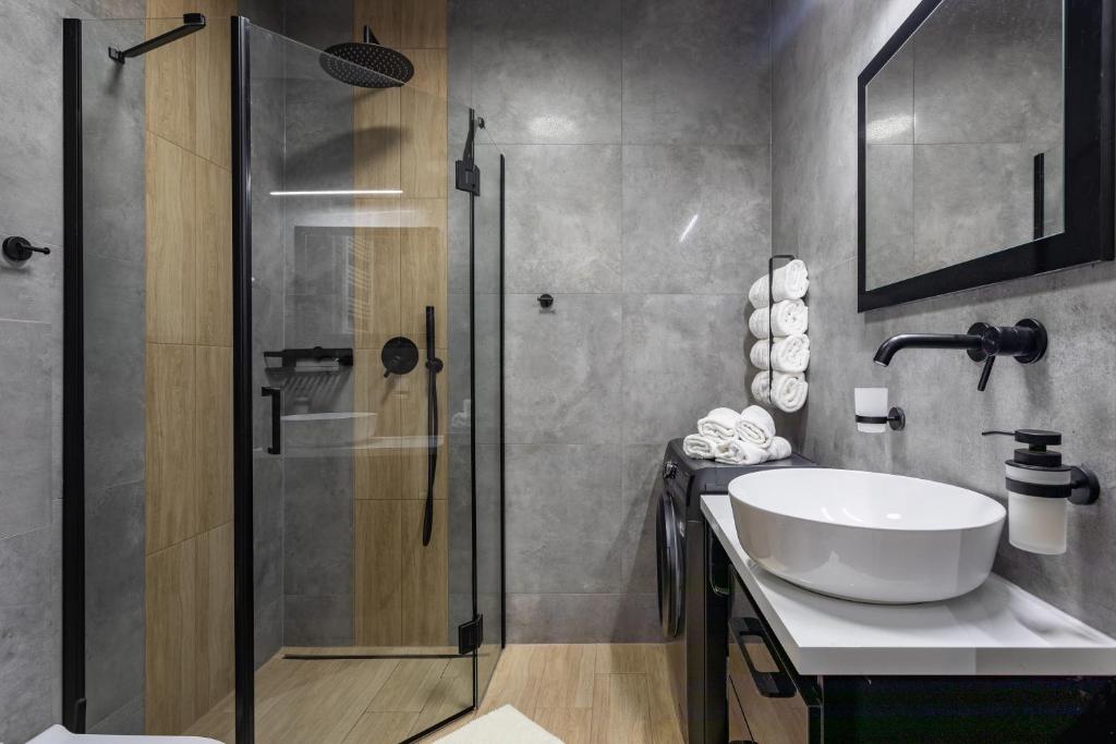Kúpeľňa v ubytovaní Stone Hill Apartament Wellness z basenem jakuzi saunami prywatnym garażem i rowerami w cenie