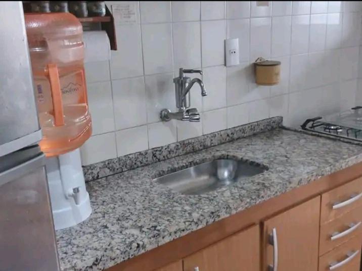 مطبخ أو مطبخ صغير في Acolhedor com suíte e wi-fi